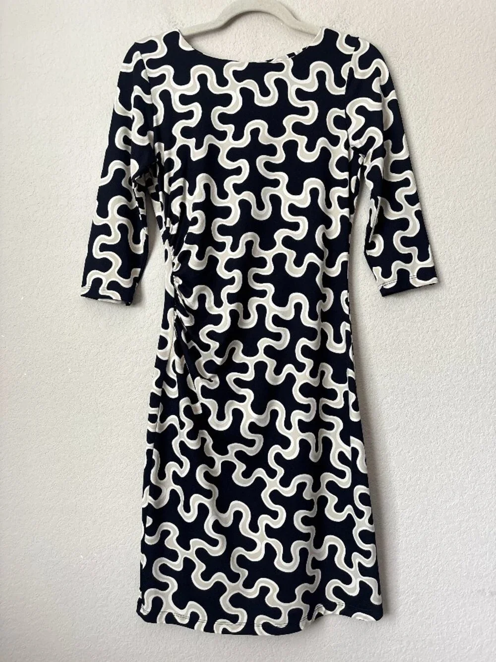 J. McLaughlin Catalina Cloth Flattering Ruched Side Sheath Dress - Picture 1 of 8